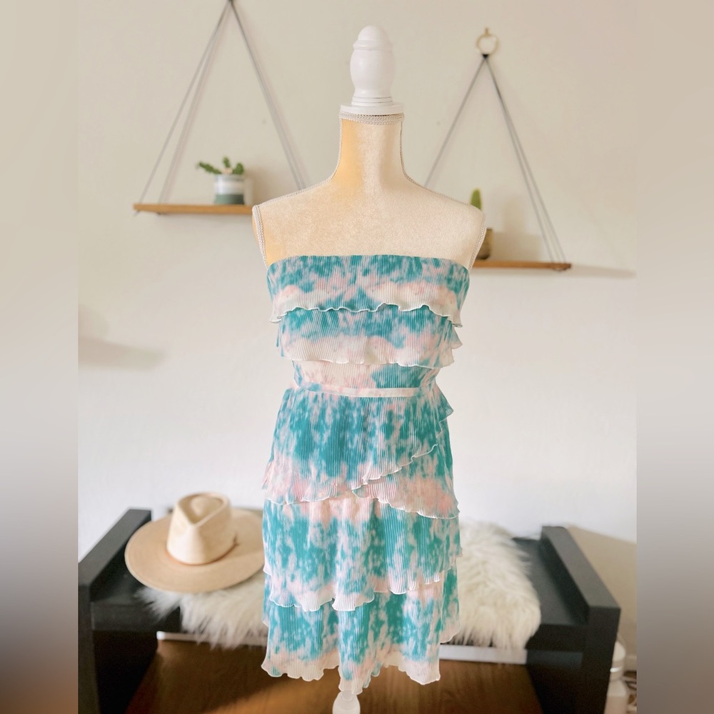 Tired strapless dress